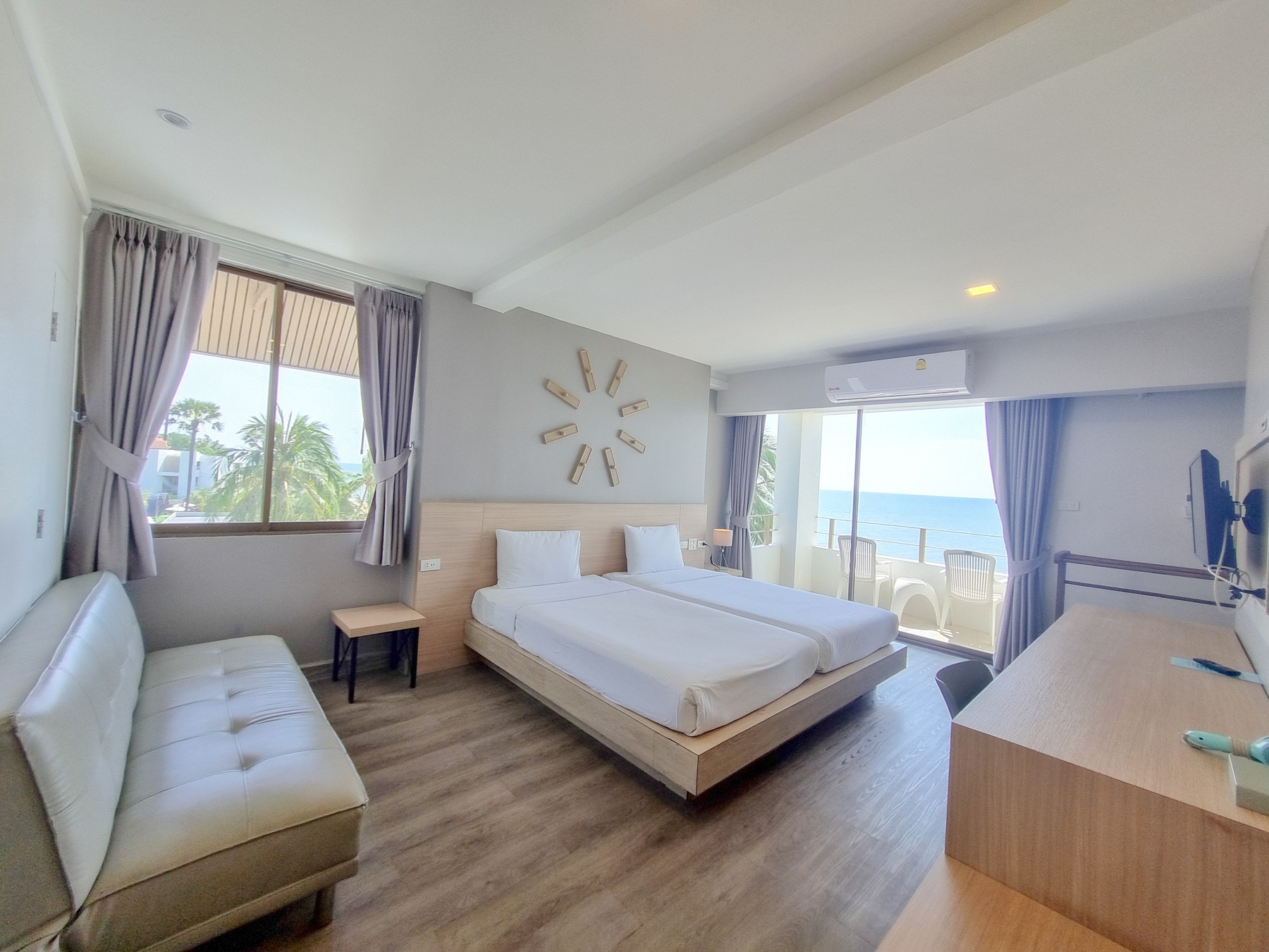 Deluxe Seafront  Room