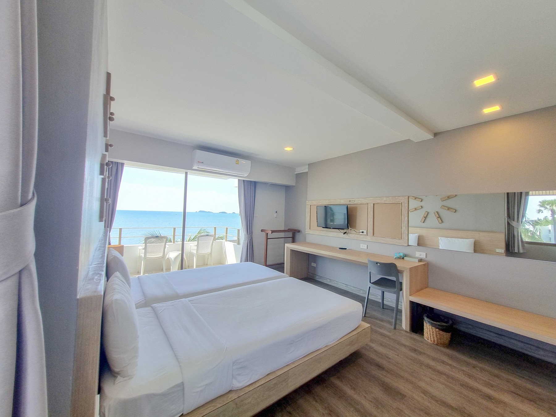 Deluxe Seafront  Room