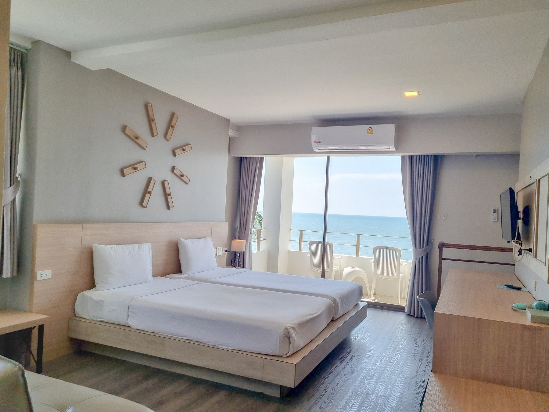 Deluxe Seafront  Room