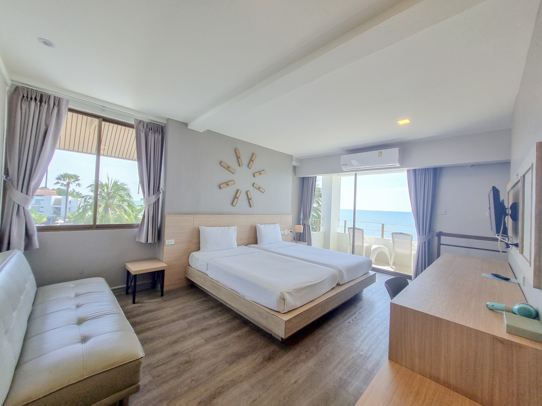 Deluxe Seafront  Room